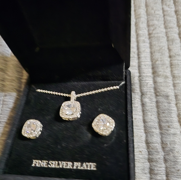 Women Perfect Jewelry Set. - Picture 4 of 8